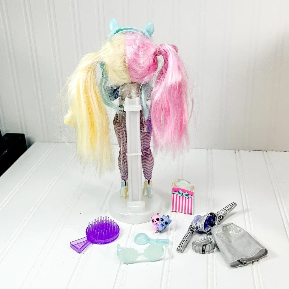 LOL Surprise OMG Series 2 Candylicious Doll with‎ Accessories Missing Hand